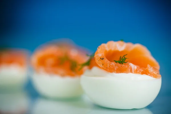 水煮的蛋和盐红色的鱼 — 图库照片