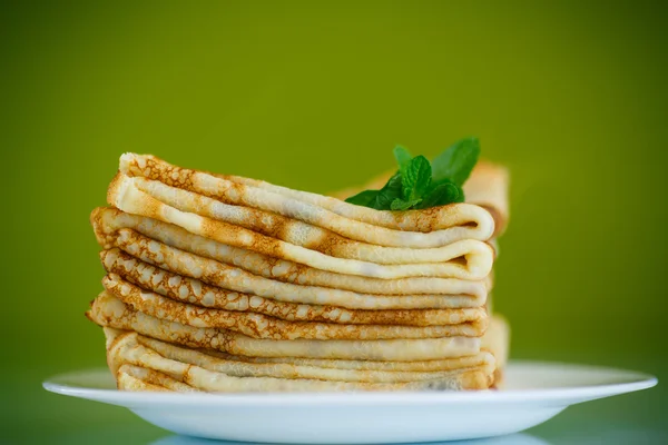 Many thin pancakes on a plate — Stock Photo, Image