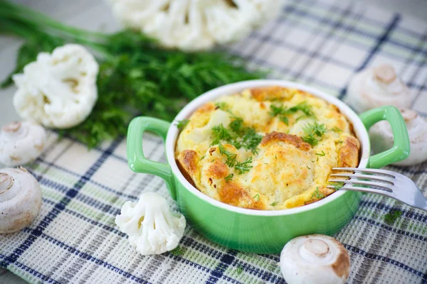 Blumenkohl mit Ei und Käse gebacken — Stockfoto