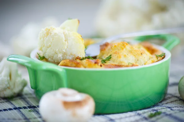 Cavolfiore cotto con uova e formaggio — Foto Stock