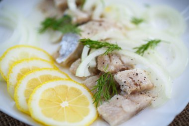 Soğanlı tuzlanmış ringa balığı parçaları