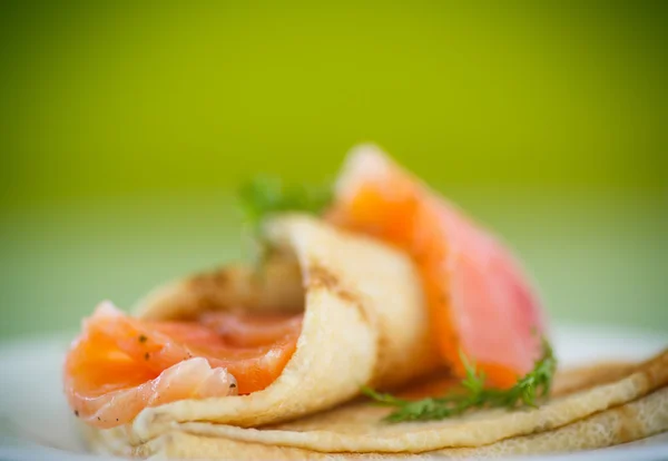 Stapel pannenkoeken met gezouten zalm — Stockfoto