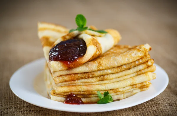Viele dünne Pfannkuchen mit Marmelade — Stockfoto