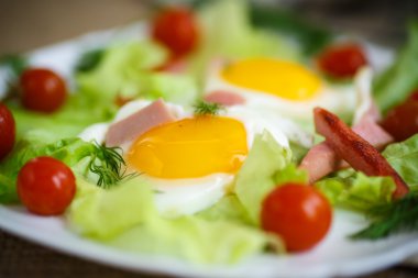 sosis ve domates ile kızarmış yumurta 