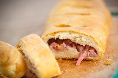 ekmek peynir ve domuz pastırması ile doldurulmuş