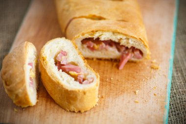 ekmek peynir ve domuz pastırması ile doldurulmuş