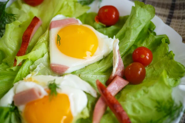 Ovos fritos com salsicha e tomate — Fotografia de Stock