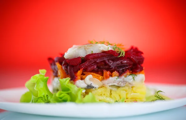Salade met haring en gekookte groenten — Stockfoto