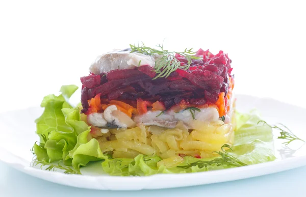 Salat mit Hering und gekochtem Gemüse — Stockfoto