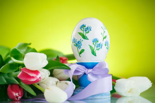 Decorative easter egg with a bouquet of spring tulips — Stock Photo, Image