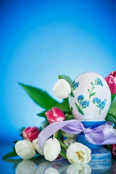 Huevo de Pascua decorativo con un ramo de tulipanes de primavera — Foto de Stock