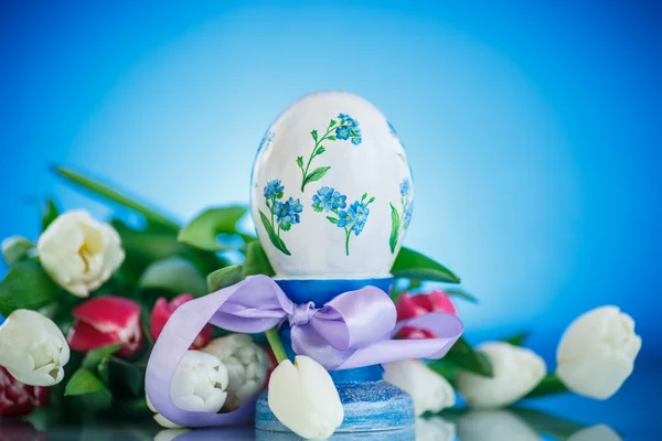 Decorative easter egg with a bouquet of spring tulips — Stock Photo, Image
