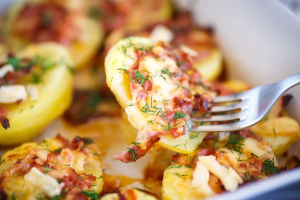 Domuz pastırması ve peynirli fırında patates