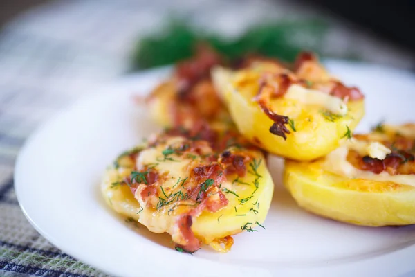 Papa al horno con tocino y queso — Foto de Stock