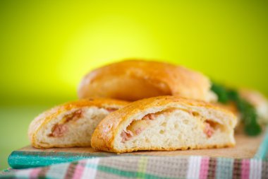 pişmiş ekmek peynir ile doldurulmuş 