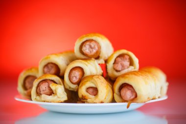 içinde pasta pişmiş sosis