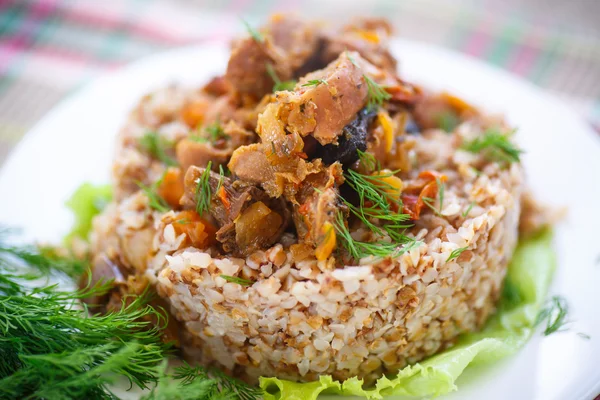 Boiled buckwheat with stewed chicken gizzards — Stock Photo, Image