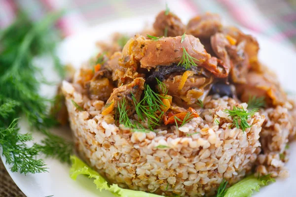 Sarrasin bouilli avec gésiers de poulet cuits — Photo