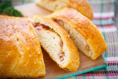 pişmiş ekmek peynir ile doldurulmuş 