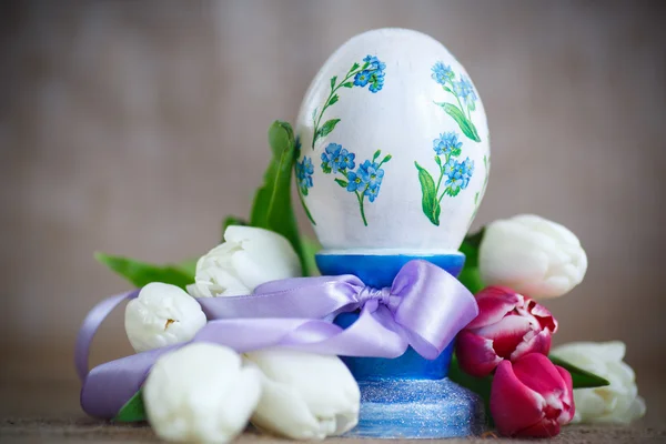 Ovo de Páscoa decorativo com um buquê de tulipas de primavera — Fotografia de Stock