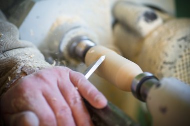 Doğrama sırasında bir keski ile el