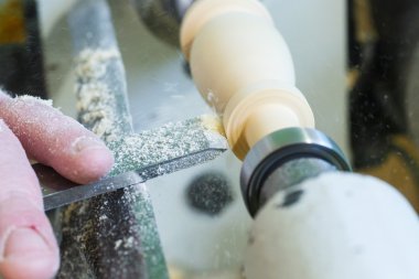 Doğrama sırasında bir keski ile el