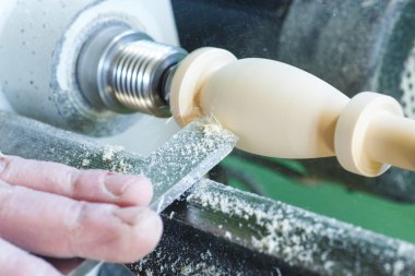 Doğrama sırasında bir keski ile el