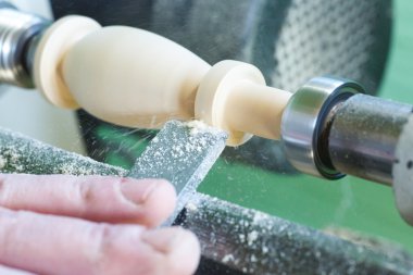 Doğrama sırasında bir keski ile el