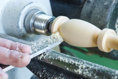 Doğrama sırasında bir keski ile el