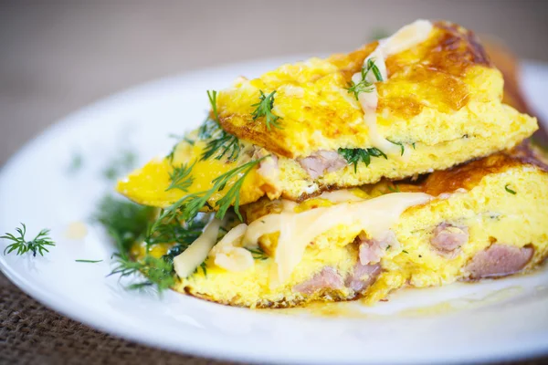 Huevos revueltos con hierbas frescas —  Fotos de Stock