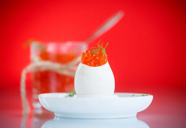 Huevo cocido con caviar rojo — Foto de Stock