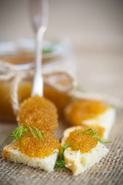 Pão espalhado com caviar de lúcio salgado — Fotografia de Stock