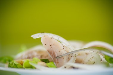 Soğanlı tuzlanmış ringa balığı parçaları