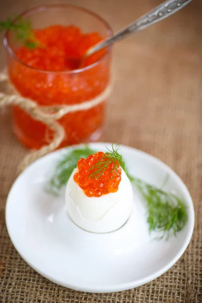 Főtt tojás, vörös kaviárral — Stock Fotó