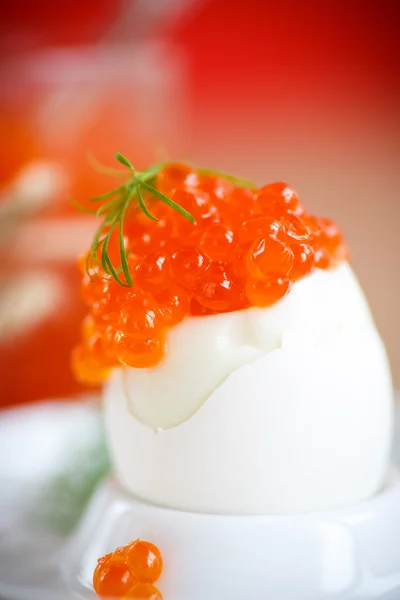 Ovo cozido com caviar vermelho — Fotografia de Stock