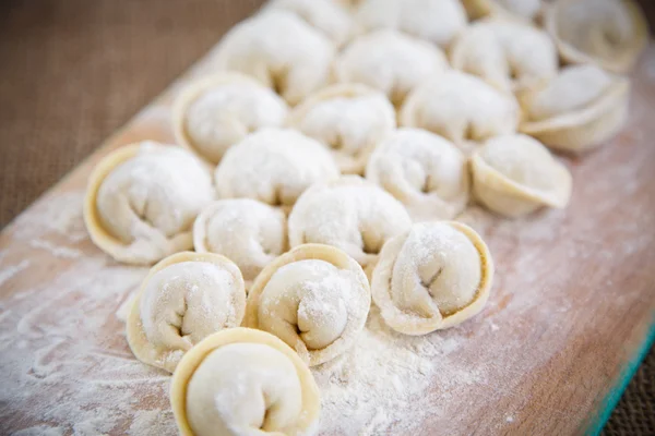 Etli Rus geleneksel mantı. pişmemiş taze çiğ yaptı — Stok Foto