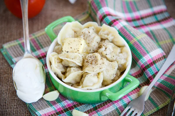 Russische Knödel mit Fleisch gekocht — Stockfoto