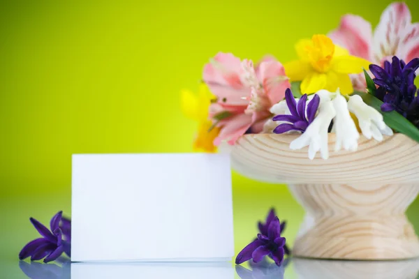 Schöner Strauß Frühlingsblumen — Stockfoto