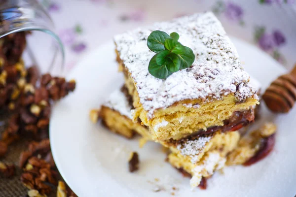 Dolce torta al miele con noci — Foto Stock