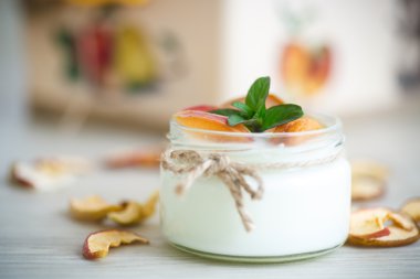 ev tatlı yoğurt ile kurutulmuş meyve 