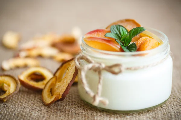 Hausgemachter süßer Joghurt mit Trockenfrüchten — Stockfoto