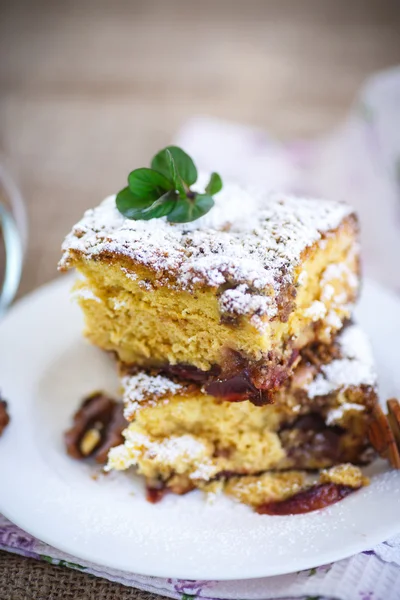 Süßer Honigkuchen mit Nüssen — Stockfoto