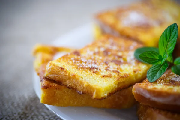 Zoete toast gebakken ei besprenkeld — Stockfoto