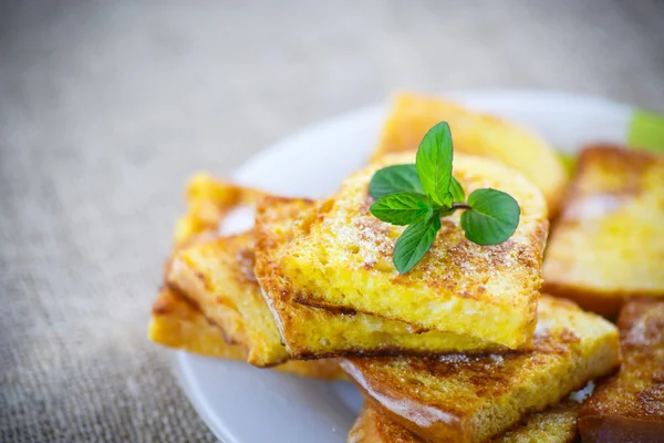 Sweet toast fried egg sprinkled — Stock Photo, Image