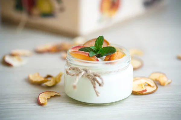 Hausgemachter süßer Joghurt mit Trockenfrüchten — Stockfoto