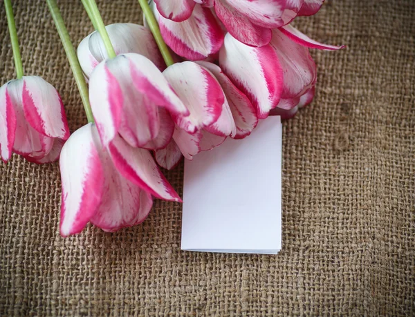 Ramo de tulipanes en una mesa vieja — Foto de Stock