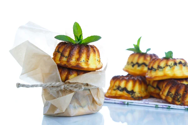 Muffin med ost fyllning vallmo — Stockfoto