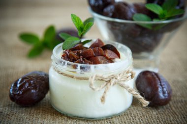 tatlı süt yoğurt ile kuru erik