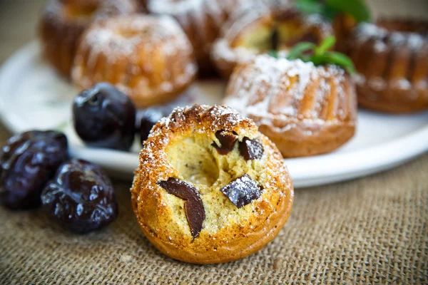 Muffins stuffed with dried plums — Stock Photo, Image