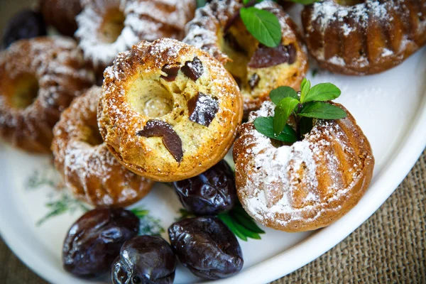 Muffins fylld med torkade plommon — Stockfoto